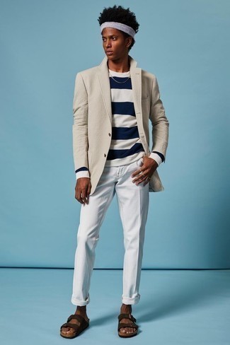 Come indossare e abbinare un blazer beige: Potresti combinare un blazer beige con chino bianchi se preferisci uno stile ordinato e alla moda. Per un look più rilassato, scegli un paio di sandali in pelle scamosciata marrone scuro.