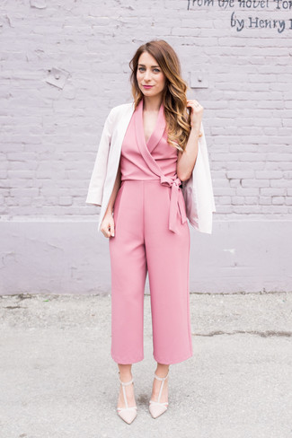 Quale blazer indossare con una tuta rosa: Opta per un blazer e una tuta rosa per un look raffinato per il tempo libero. Décolleté in pelle beige sono una valida scelta per completare il look.