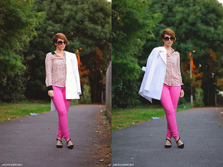 Quale décolleté indossare con jeans rosa in primavera 2025: Metti un blazer bianco e jeans rosa per affrontare con facilità la tua giornata. Questo outfit si abbina perfettamente a un paio di décolleté. Una stupenda idea per essere cool e trendy anche in questi mesi primaverili.