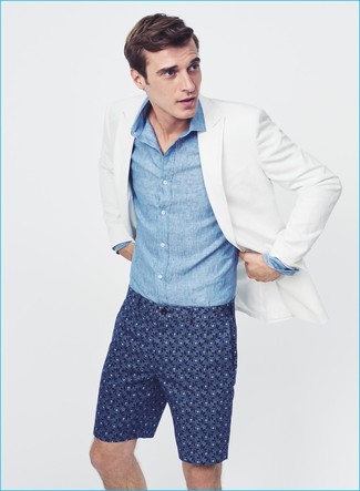 Look alla moda per uomo: Blazer bianco, Camicia a maniche lunghe in chambray blu, Pantaloncini stampati blu scuro
