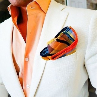 Come indossare e abbinare una giacca bianca e nera per un uomo di 20 anni quando fa caldo in modo formale: Prova a combinare una giacca bianca e nera con una camicia elegante arancione per una silhouette classica e raffinata