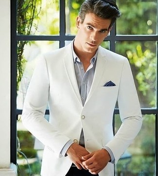 Come indossare e abbinare un fazzoletto da taschino a pois blu scuro per un uomo di 30 anni: Vestiti con un blazer bianco e un fazzoletto da taschino a pois blu scuro per un look comfy-casual.