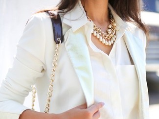 Come indossare e abbinare un blazer in modo formale: Abbina un blazer con una camicia elegante di seta bianca per creare un look smart casual.