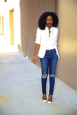 Quale jeans indossare con un blazer bianco e nero: Abbinare un blazer bianco e nero e jeans è una comoda opzione per fare commissioni in città. Décolleté in pelle bianchi sono una gradevolissima scelta per completare il look.
