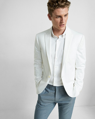 Come indossare e abbinare pantaloni eleganti blu per un uomo di 20 anni: Scegli uno stile classico in un blazer bianco e pantaloni eleganti blu.