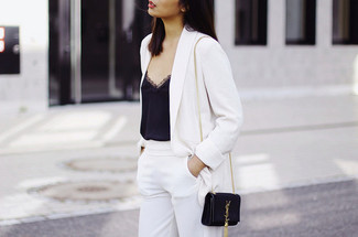 Come indossare e abbinare un blazer bianco e blu scuro in modo smart-casual: Potresti indossare un blazer bianco e blu scuro e pantaloni skinny bianchi per un outfit comodo ma studiato con cura.