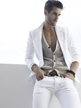 Quale cardigan indossare con un blazer bianco: Prova ad abbinare un blazer bianco con un cardigan per un drink dopo il lavoro.
