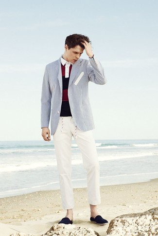 Come indossare e abbinare un blazer bianco e blu: Potresti combinare un blazer bianco e blu con chino beige per essere elegante ma non troppo formale. Espadrillas di tela blu scuro creeranno un piacevole contrasto con il resto del look.
