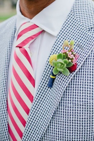 Come indossare e abbinare una cravatta a righe verticali rosa quando fa caldo in modo smart-casual: Sfoggia il tuo aspetto migliore con un blazer a quadretti bianco e blu scuro e una cravatta a righe verticali rosa.