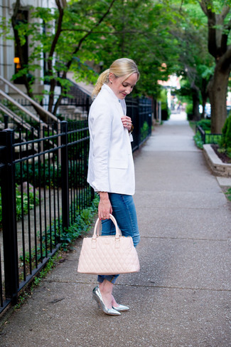 Look alla moda per donna: Blazer bianco, Jeans aderenti blu, Décolleté in pelle argento, Borsa shopping in pelle trapuntata rosa