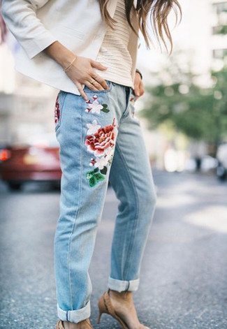 Come indossare e abbinare jeans con un blazer: Potresti abbinare un blazer con jeans per un outfit comodo ma studiato con cura. Sandali con tacco in pelle marrone chiaro sono una gradevolissima scelta per completare il look.