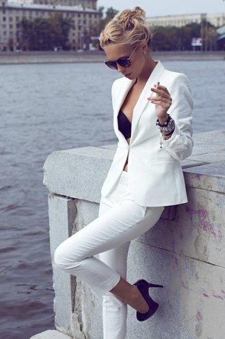 Come indossare e abbinare un blazer bianco: Abbina un blazer bianco con pantaloni skinny bianchi per un semplice tocco di eleganza. Completa questo look con un paio di décolleté in pelle neri.