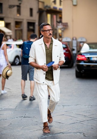 Come indossare e abbinare chino con sandali per un uomo di 30 anni: Scegli un outfit composto da un blazer di lino bianco e chino per creare un look smart casual. Indossa un paio di sandali per avere un aspetto più rilassato.