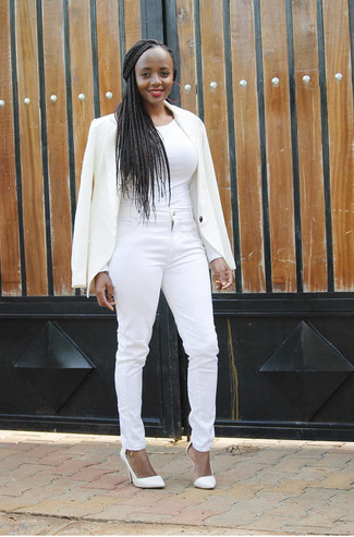 Come indossare e abbinare jeans aderenti bianchi per una donna di 20 anni: Scegli un blazer bianco e jeans aderenti bianchi per creare un look raffinato e glamour. Un paio di décolleté in pelle bianchi si abbina alla perfezione a una grande varietà di outfit.