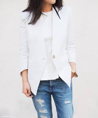 Come indossare e abbinare un blazer bianco e nero in modo casual: Prova ad abbinare un blazer bianco e nero con jeans strappati blu per un pranzo domenicale con gli amici.