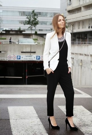 Come indossare e abbinare un blazer bianco: Metti un blazer bianco e una tuta decorata nera per un look spensierato e alla moda. Perfeziona questo look con un paio di décolleté in pelle scamosciata neri.