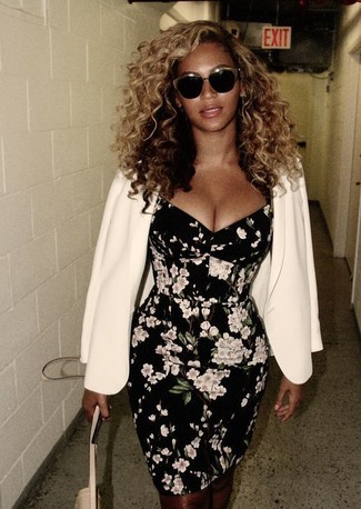Look di Beyonce: Blazer bianco, Vestito a tubino a fiori nero e bianco, Borsa a tracolla in pelle beige