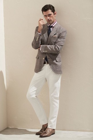 Quale mocassini eleganti indossare con un blazer beige: Coniuga un blazer beige con un blazer scozzese grigio per creare un look smart casual. Opta per un paio di mocassini eleganti per un tocco virile.