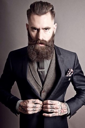 Come indossare e abbinare una cravatta nera per un uomo di 30 anni in modo smart-casual: Scegli un blazer di lana marrone e una cravatta nera per essere sofisticato e di classe.