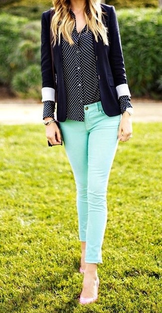 Come indossare e abbinare jeans aderenti verde menta per una donna di 30 anni quando fa caldo in modo smart-casual: Indossa un blazer blu scuro e jeans aderenti verde menta per vestirti casual. Completa questo look con un paio di décolleté in pelle rosa.