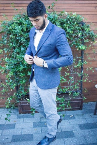 Come indossare e abbinare jeans grigi con un blazer di lana blu scuro per un uomo di 30 anni: Metti un blazer di lana blu scuro e jeans grigi per un look davvero alla moda. Scegli un paio di scarpe derby in pelle nere come calzature per un tocco virile.