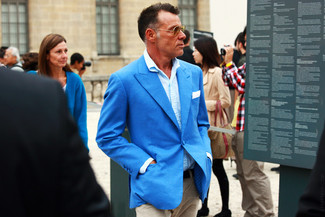 Quale blazer indossare con una camicia a maniche lunghe blu scuro per un uomo di 40 anni: Indossa un blazer con una camicia a maniche lunghe blu scuro per un look da sfoggiare sul lavoro.