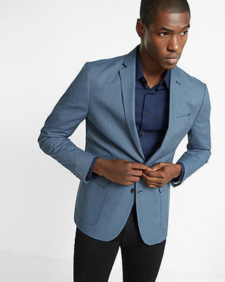 Come indossare e abbinare un blazer blu scuro con pantaloni eleganti neri per un uomo di 30 anni quando fa caldo in modo formale: Opta per un blazer blu scuro e pantaloni eleganti neri per un look elegante e di classe.
