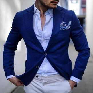 Come indossare e abbinare un fazzoletto da taschino stampato blu per un uomo di 30 anni in modo smart-casual: Prova ad abbinare un blazer blu con un fazzoletto da taschino stampato blu per un look comfy-casual.