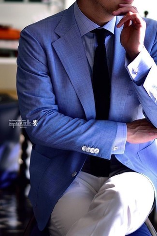 Come indossare e abbinare un blazer blu in modo formale: Punta su un blazer blu e pantaloni eleganti bianchi per un look elegante e alla moda.