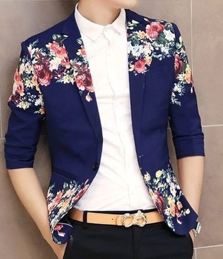 Come indossare e abbinare una cintura in pelle beige per un uomo di 30 anni quando fa caldo: Abbina un blazer a fiori blu con chino neri per essere elegante ma non troppo formale.