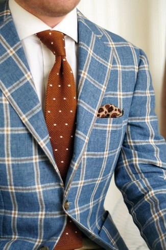 Come indossare e abbinare una cravatta a pois terracotta: Scegli un blazer a quadri blu e una cravatta a pois terracotta per una silhouette classica e raffinata