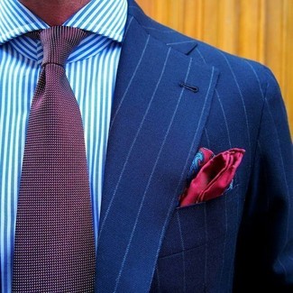 Come indossare e abbinare un fazzoletto da taschino di seta con stampa cachemire rosso: Metti un blazer a righe verticali blu e un fazzoletto da taschino di seta con stampa cachemire rosso per un look perfetto per il weekend.