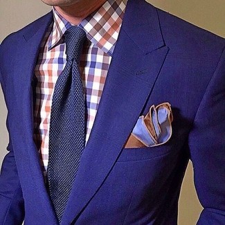 Come indossare e abbinare una cravatta lavorata a maglia per un uomo di 30 anni: Abbina un blazer blu con una cravatta lavorata a maglia come un vero gentiluomo.