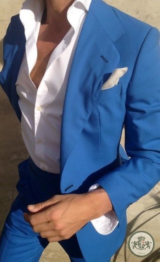 Come indossare e abbinare pantaloni blu scuro per un uomo di 30 anni in estate 2024 in modo formale: Indossa un blazer blu e pantaloni blu scuro come un vero gentiluomo. È stupenda scelta per essere molto elegante questa estate!