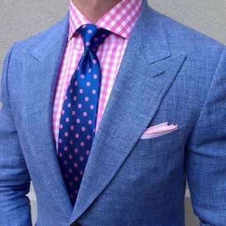 Come indossare e abbinare una cravatta a pois blu in estate 2024: Sfrutta al meglio la raffinatezza e l'eleganza con un blazer blu e una cravatta a pois blu. È buona idea per un outfit estivo!