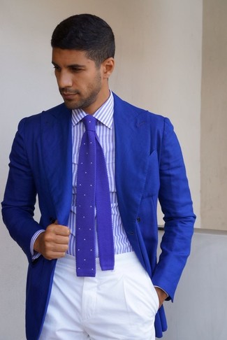 Come indossare e abbinare una cravatta a pois melanzana scuro: Mostra il tuo stile in un blazer blu con una cravatta a pois melanzana scuro per essere sofisticato e di classe.