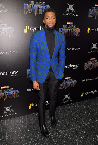 Look di Chadwick Boseman: Blazer stampato blu, Dolcevita nero, Pantaloni eleganti neri, Stivali chelsea in pelle neri