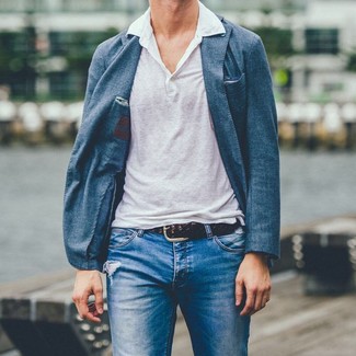 Come indossare e abbinare jeans strappati blu scuro per un uomo di 30 anni in estate 2024: Scegli un blazer blu e jeans strappati blu scuro per un look semplice, da indossare ogni giorno. È buona idea per per vestirsi alla moda durante la stagione estiva!