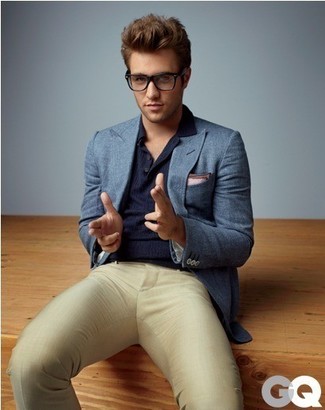 Come indossare e abbinare un blazer blu con chino marrone chiaro per un uomo di 30 anni in modo smart-casual: Indossa un blazer blu e chino marrone chiaro, perfetto per il lavoro.