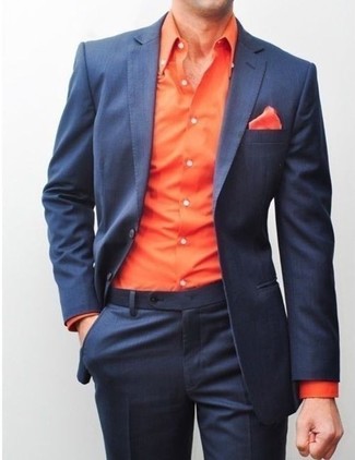 Come indossare e abbinare una camicia a maniche lunghe arancione per un uomo di 30 anni in modo formale: Prova a combinare una camicia a maniche lunghe arancione con pantaloni eleganti blu scuro per una silhouette classica e raffinata