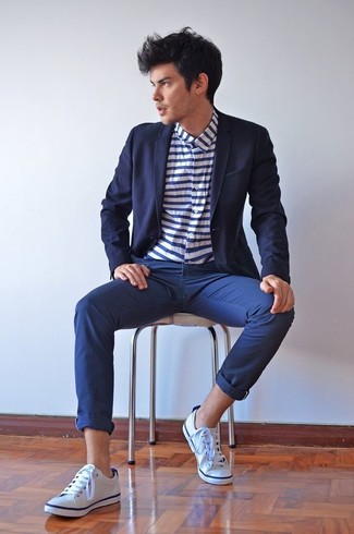 Quale blazer indossare con sneakers basse bianche e nere per un uomo di 20 anni: Coniuga un blazer con chino blu scuro per creare un look smart casual. Per distinguerti dagli altri, scegli un paio di sneakers basse bianche e nere come calzature.
