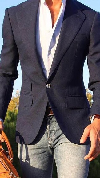 Quale camicia a maniche lunghe indossare con un blazer blu scuro per un uomo di 30 anni: Coniuga un blazer blu scuro con una camicia a maniche lunghe se cerchi uno stile ordinato e alla moda.