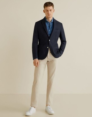 Look alla moda per uomo: Blazer blu scuro, Camicia a maniche lunghe in chambray blu, Chino beige, Sneakers basse in pelle bianche