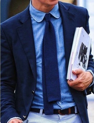 Quale blazer indossare con una camicia a maniche lunghe blu scuro in modo smart-casual: Scegli un outfit composto da un blazer e una camicia a maniche lunghe blu scuro per un abbigliamento elegante ma casual.