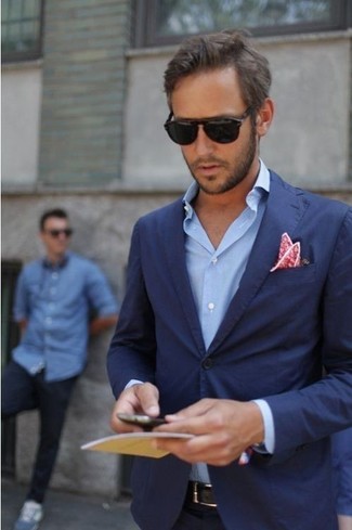Come indossare e abbinare una camicia a maniche lunghe blu con un blazer blu scuro: Prova ad abbinare un blazer blu scuro con una camicia a maniche lunghe blu per un look da sfoggiare sul lavoro.