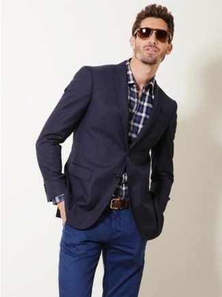 Quale blazer indossare con una camicia a maniche lunghe blu scuro in modo smart-casual: Potresti indossare un blazer e una camicia a maniche lunghe blu scuro per un abbigliamento elegante ma casual.