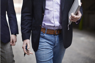 Come indossare e abbinare una camicia a maniche lunghe viola chiaro quando fa caldo: Abbina una camicia a maniche lunghe viola chiaro con jeans blu per un look spensierato e alla moda.