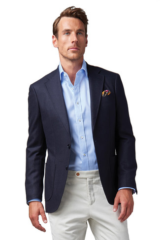 Come indossare e abbinare un fazzoletto da taschino stampato multicolore in modo smart-casual: Combina un blazer blu scuro con un fazzoletto da taschino stampato multicolore per un outfit rilassato ma alla moda.
