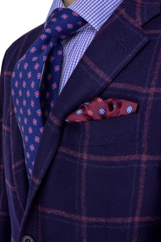 Look alla moda per uomo: Blazer di lana scozzese blu scuro, Camicia elegante a quadri azzurra, Cravatta stampata blu scuro, Fazzoletto da taschino stampato bordeaux
