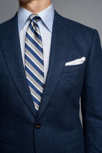 Come indossare e abbinare una cravatta a righe verticali grigia per un uomo di 30 anni in primavera 2024: Scegli un blazer di lana blu scuro e una cravatta a righe verticali grigia per una silhouette classica e raffinata Una buona idea per tuo look primaverile!